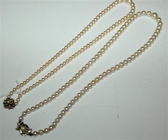 Graduated pearl necklace, 9ct gold, pearl & green stone clasp & another pearl necklace (2)